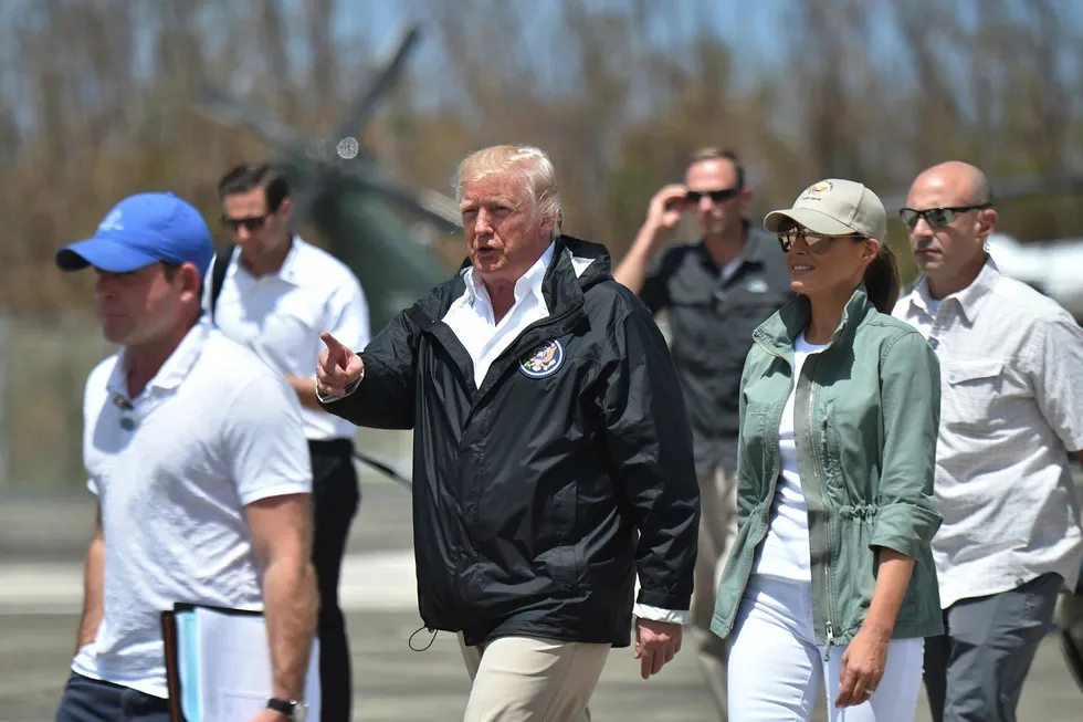 President Donald Trump og førstedame Melania Trump kom frem til Luis Muñiz Air National Guard Base i Puerto Rico i ettermiddag. Foto: / AFP PHOTO / HECTOR RETAMAL