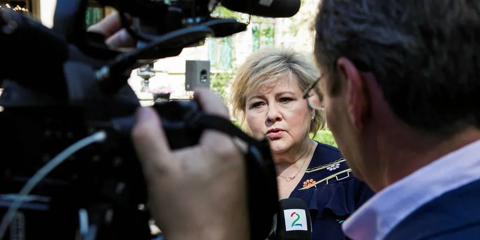 IRETTESETTER: Statsminister Erna Solberg gir Per Sandberg (Frp) en offentlig irettesetting etter den uanmeldte Iran-turen, men har fortsatt tillit til statsråden.Arkivfoto: Sebastian S. Bjerkvik