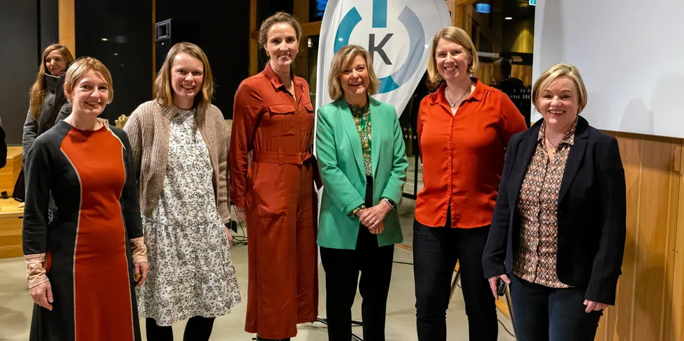 Dette er det gjenvalgte styret i Kraftkvinnene for 2022-2023. Fra venstre: Solgun Furnes, Kristine Gjøsæter, Khanya Bouma, Jane Berit Solvi, Line Drange Ruud (styreleder) og Eirin Kjølstad.