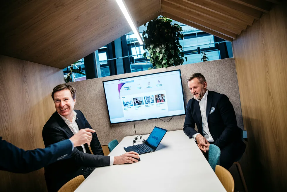 Evry-sjef Per Hove (til venstre) viser frem det nye gjeldsregisteret på skjermen og tripper etter å la bankene få tilgang til å søke i nordmenns forbruksgjeld. Her med direktør og prosjektleder Johan Nygaard.