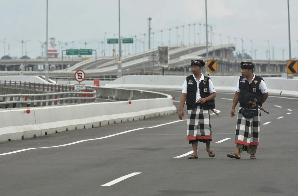Balinesiske sikkerhetsvakter patruljerer tomme gater på Bali under feiringen av Nyepi.
