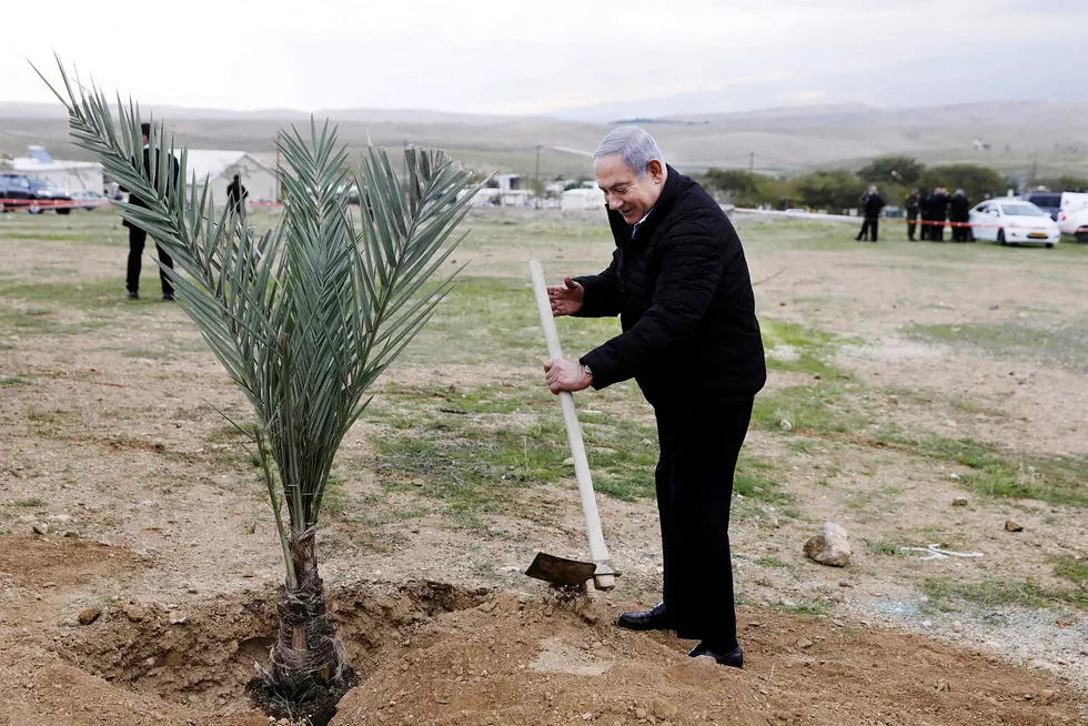 Statsminister Benjamin Netanyahu plantet et tre i den israelske bosetningen Mevo'ot Yericho på den okkuperte Vestbredden mandag. Han har ikke kommentert avsløringen om appen partiet hans bruker i valgkampen.