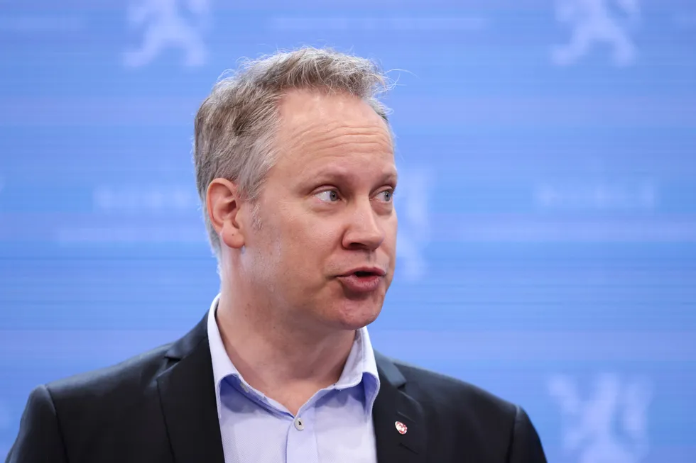 Samferdselsminister Jon-Ivar Nygård sier at ingen flyplasser skal legges ned, selv om Avinors inntekter er redusert.