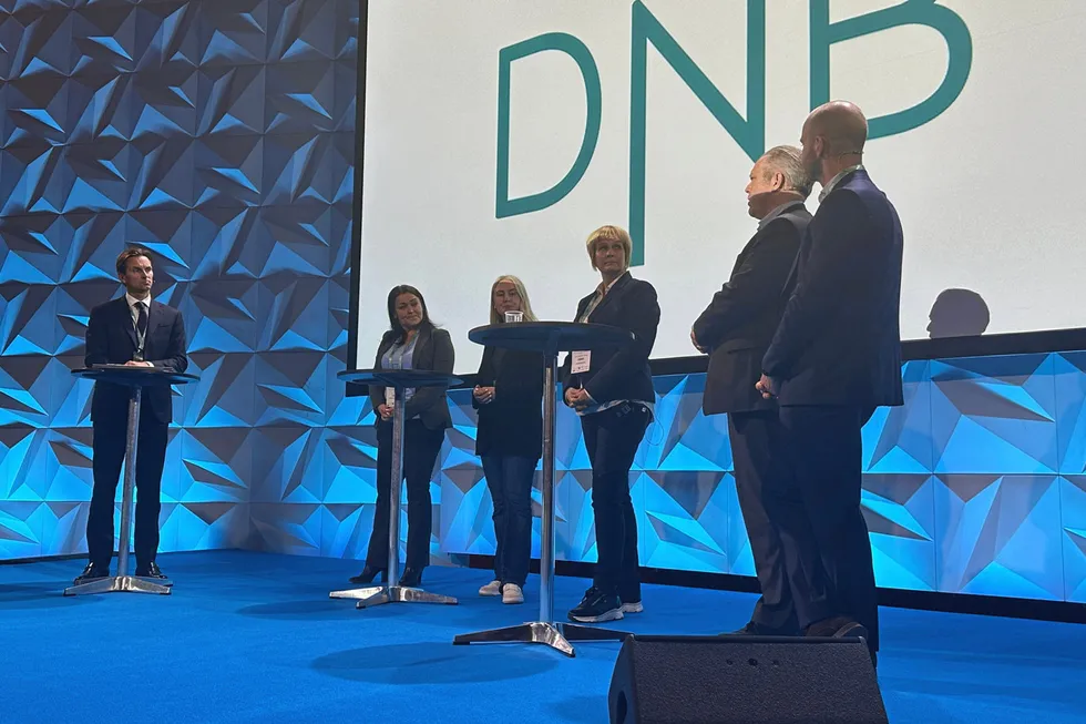 Fra venstre: Alex Aukner fra DNB var debattleder, Veronica Pedersen, Kruse Larsen, Hanna Rørtveit, Salmon Group, Aina Valland, Lerøy, Joachim Hauge, Bellona og Mikkel Nyholt DNB.
