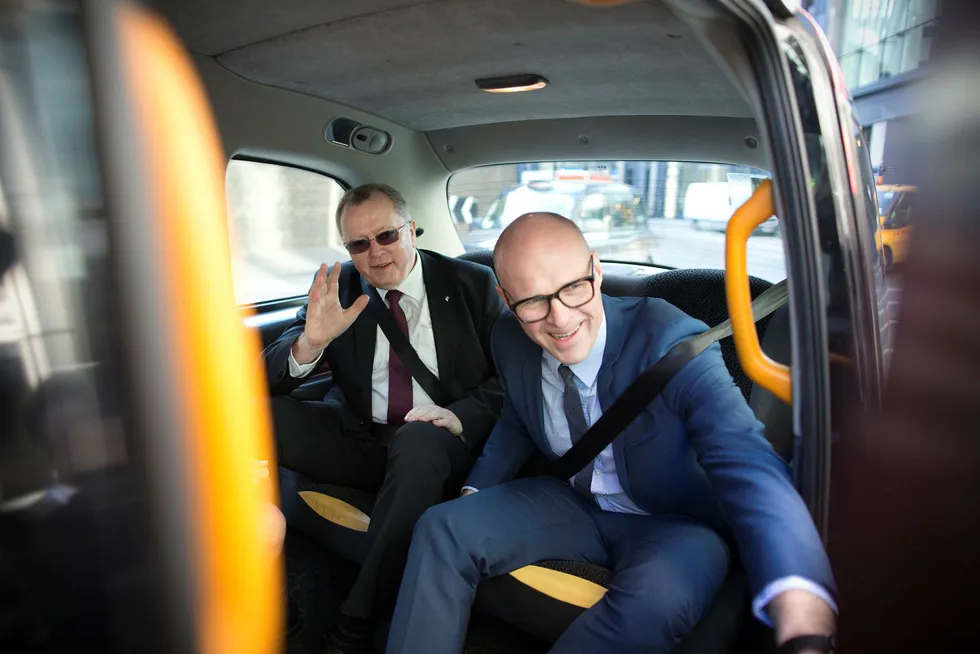 Tirsdag venter analytikerne at Statoil-sjef Eldar Sætre (til venstre) legger frem lave investeringsanslag når han møter dem i London. Her fra et tidligere London-besøk, med USA-sjef Torgrim Reitan. Foto: Jeff Gilbert