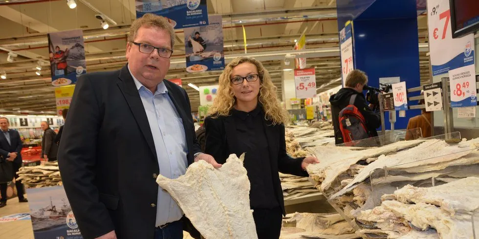 Nils Helge Aarseth (t.v.) i Møre Codfish mener det er for dyrt for russiske fartyøy å lande fisken i Norge. Her med datteren Susanne Tennfjord Aarseth. Foto: Einar Lindbæk.