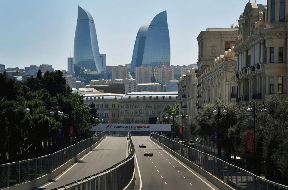 Hovedstaden i Aserbajdsjan, Baku med de særegne skyskraperne i bakgrunnen. Foto: ALEXANDER NEMENOV