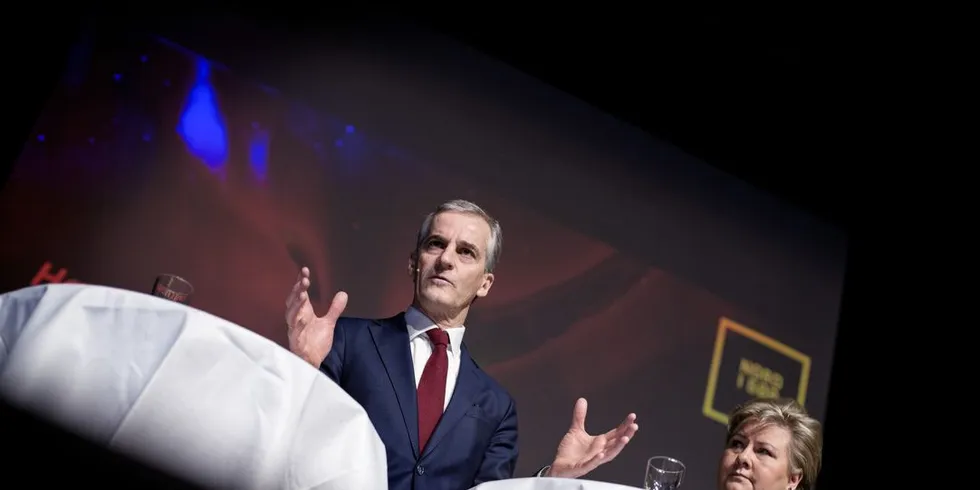 Arbeiderpartileder Jonas Gahr Støre og statsminister Erna Solberg (H) møttes onsdag til debatt på Plaza i regi av konferansen Nord i sør. Foto: Ida von Hanno Bast, DN