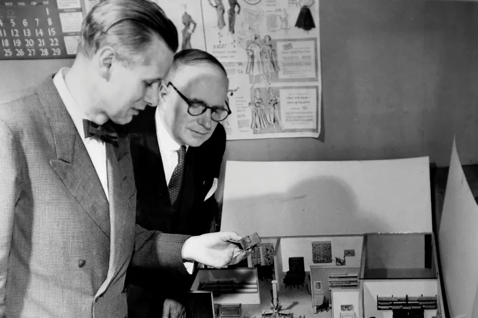 Minneapolis. Per Tannum (til venstre) viser den norske generalkonsulen Torgeir Sigveland modellen for utstillingen som ble åpnet i april 1952 i stormagasinet Powers Dry Goods Co. Foto fra boken «Per Tannum. Fra Askeladd til Ridder»