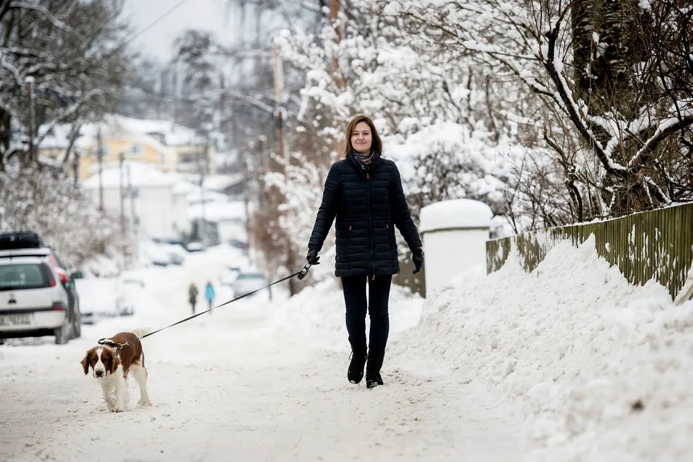 Etter 3,5 år som statssekretær og statsråd synes Marit Berger Røsland (39) det er luksus å ha tid til familien og hunden Petra Foto: Skjalg Bøhmer Vold