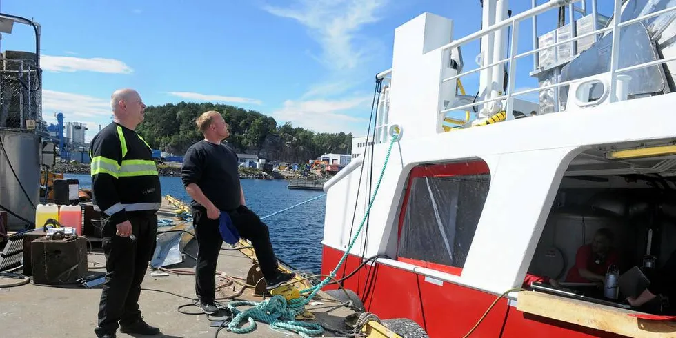 KLAR MED NYBYGG: Reder Jon Even Mikalsen (t.h.) har vært fisker siden han var 16. Først med pappa Are Mikalsen og nå for seg selv. Faren blir med på første tur som går nordover til Sørvær i Finnmark. – Det er godt å ha kyndige folk med seg, sier Jon Even.Foto: Kjersti Kvile