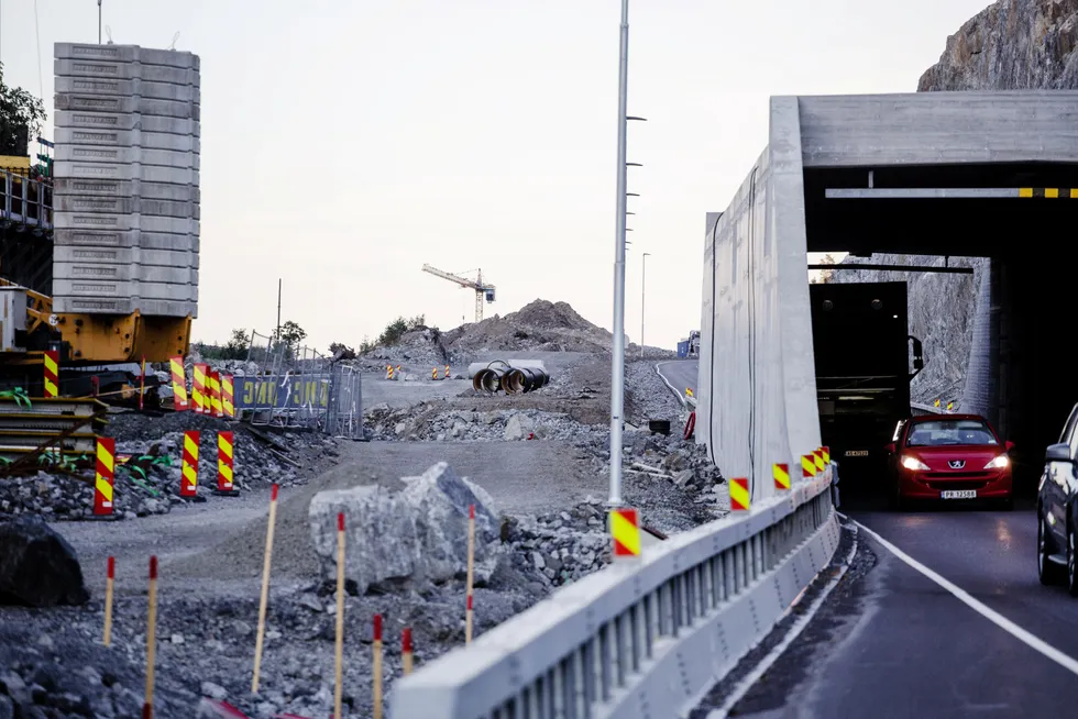 I Oslo er det ikke krav til utslippsfrie byggeplasser i prosjekter som nytt regjeringskvartal og utvidelsen av E18, skriver artikkelforfatteren. Her fra veiarbeid ved E18.