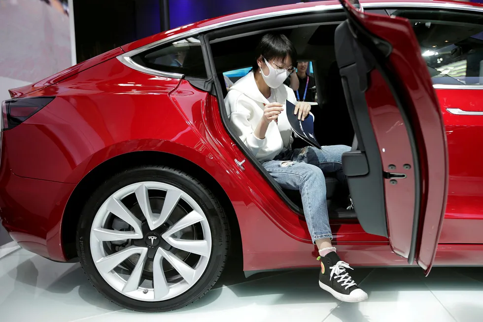 Teslas grunnlegger og toppsjef Elon Musk er imponert etter å ha tilbrakt de siste dagene i Kina. Selskapets første internasjonale fabrikk skal etableres i Shanghai med en kapasitet på en halv million biler i året når den står ferdig. Foto: Jason Lee/Reuters/NTB Scanpix
