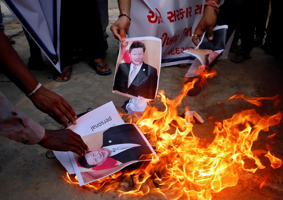 Indere brenner bilder av Kinas president Xi Jinping under en demonstrasjon i byen Ahmedabad. Spenningen mellom de to landene er svært høy og flere indiske soldater er drept i sammenstøt med den kinesiske hæren.