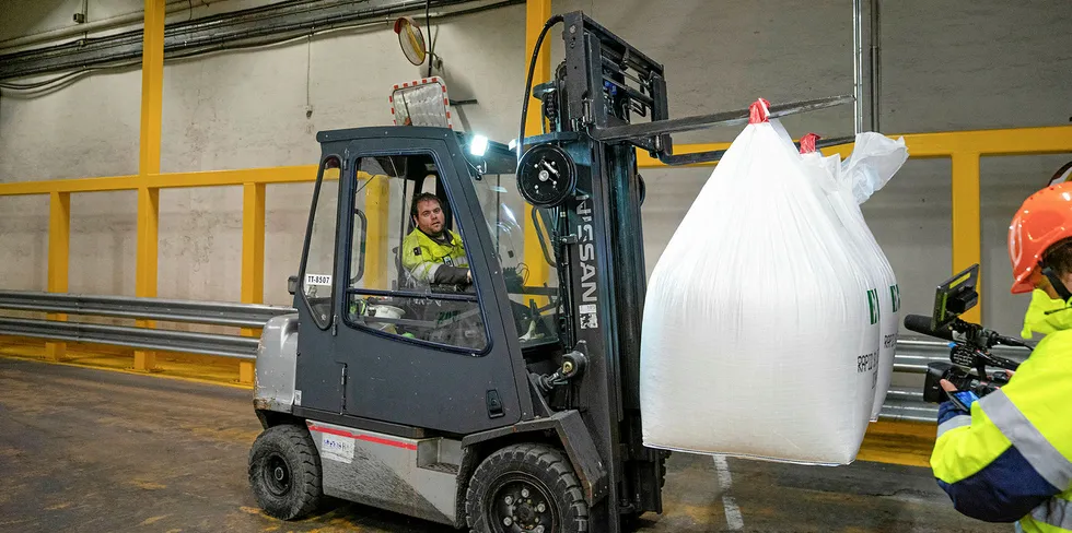 CP-rammete Geir Håvard Larsen kjører truck på lageret til Cargills laksefôr-fabrikk på Bergneset ved Tromsø.