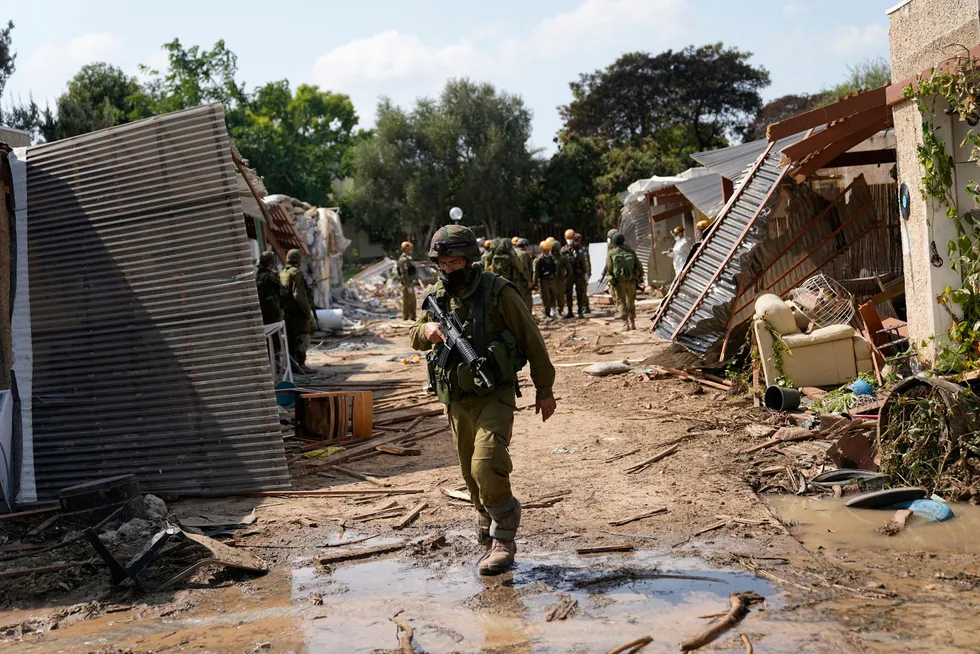 Den sterke lukten av lik lå tung i luften mens journalister gikk gjennom stiene i kibbutzen. Samtidig arbeidet israelske soldater med å hente ut de mange døde.