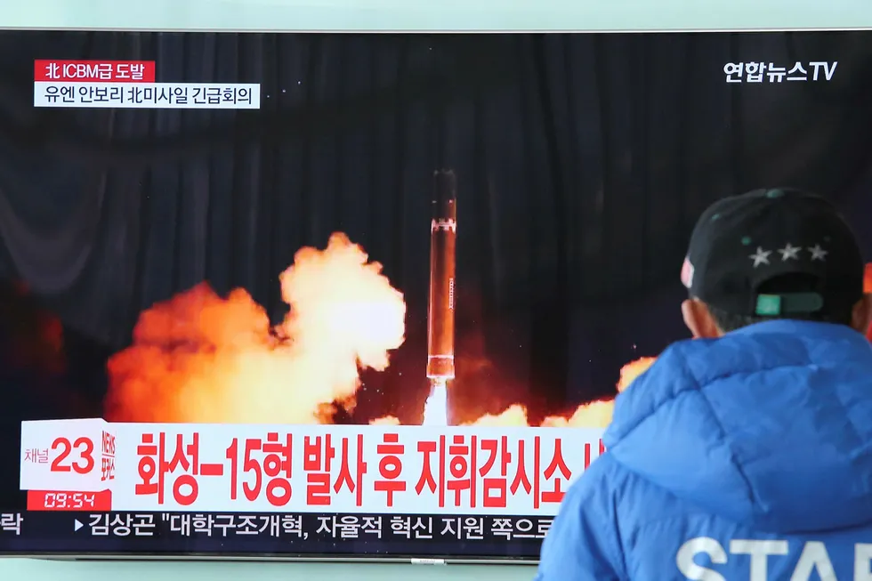 Sør-Korea bekrefter at Nord-Koreas nye missil kan nå fastlandet i USA. På bildet ser en mann i Seoul oppskytingen på tv. Foto: Ahn Young-joon/AP photo/NTB scanpix