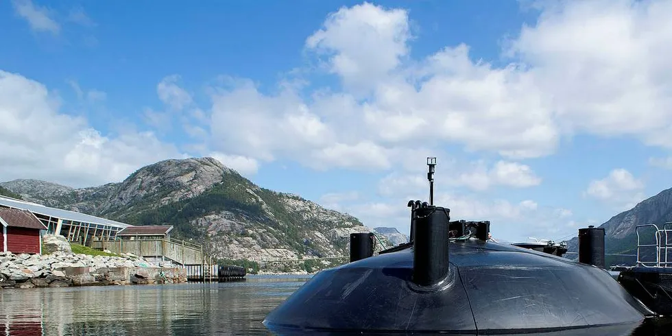 FishGlobe: Bilde viser prototype som har vært testet i Lysefjorden i 1 ½ år med gode resultater. Firkantene er biter av veggplaten som er oppbygd av sammensveisede firkantrør.Foto: Pressefoto