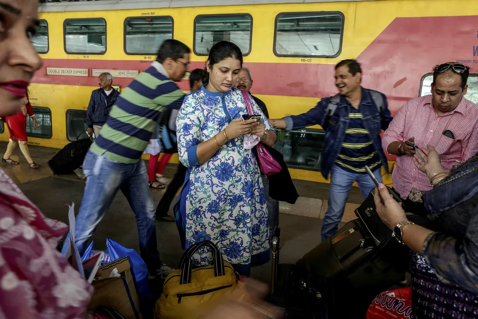 I India har Google satt opp gratis wi-fi på 100 togstasjoner, og etter kort tid kunne de melde at 3,5 millioner brukere allerede hadde benyttet seg av tjenesten. Her et bilde fra en plattform i Mumbai. Foto: Dhiraj Singh/Bloomberg
