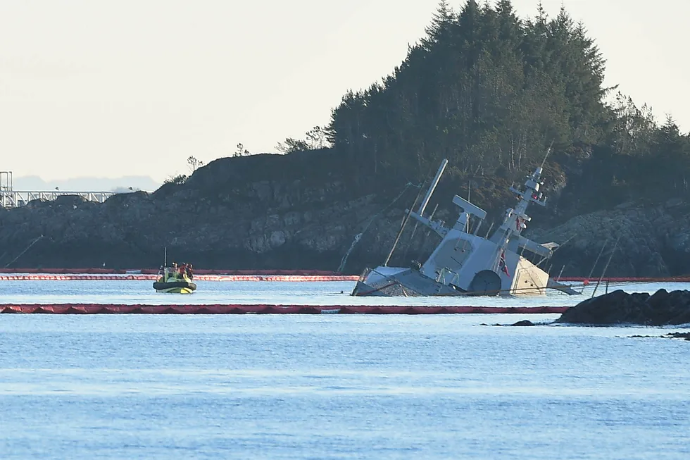 Den havarerte fregatten KNM «Helge Ingstad» ved Øygarden i Hordaland mandag ettermiddag.