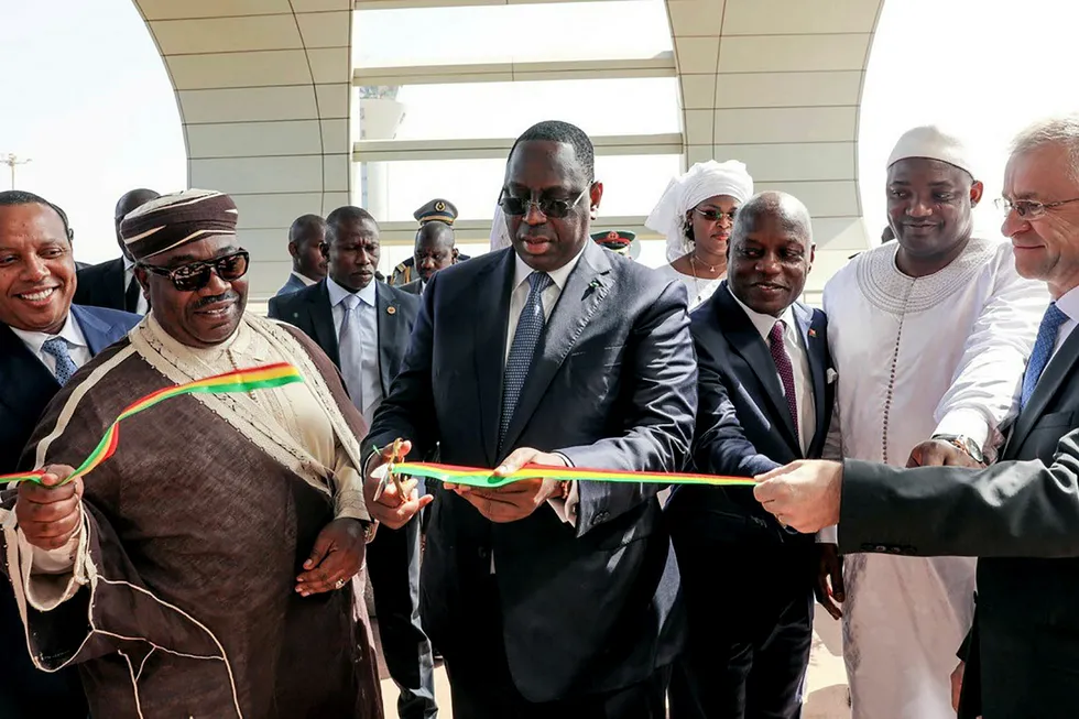 Topptungt oppmøte da Senegals president Macky Sall (i midten) åpnet den nye flyplassen i Dakar sammen med Gabon's President Ali Bongo (nummer to fra venstre), Sao Tome's Prime Minister Patrice Trovoada (nummer fire fra venstre) og Gambia's President Adama Barrow (i hvitt). Flyplassen er ventet å bli blant Afrikas travleste. Foto: Det senegalske presidentkontoret/AFP/NTB Scanpix