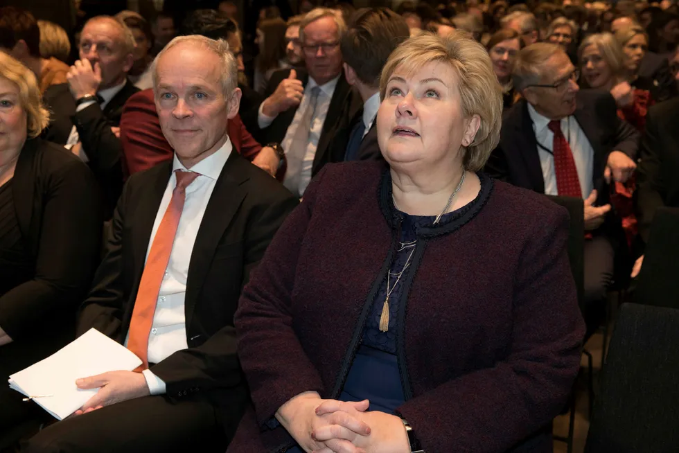 Finansminister Jan Tore Sanner og satsminister Erna Solberg har pressekonferanse klokken 13.30 tirsdag.