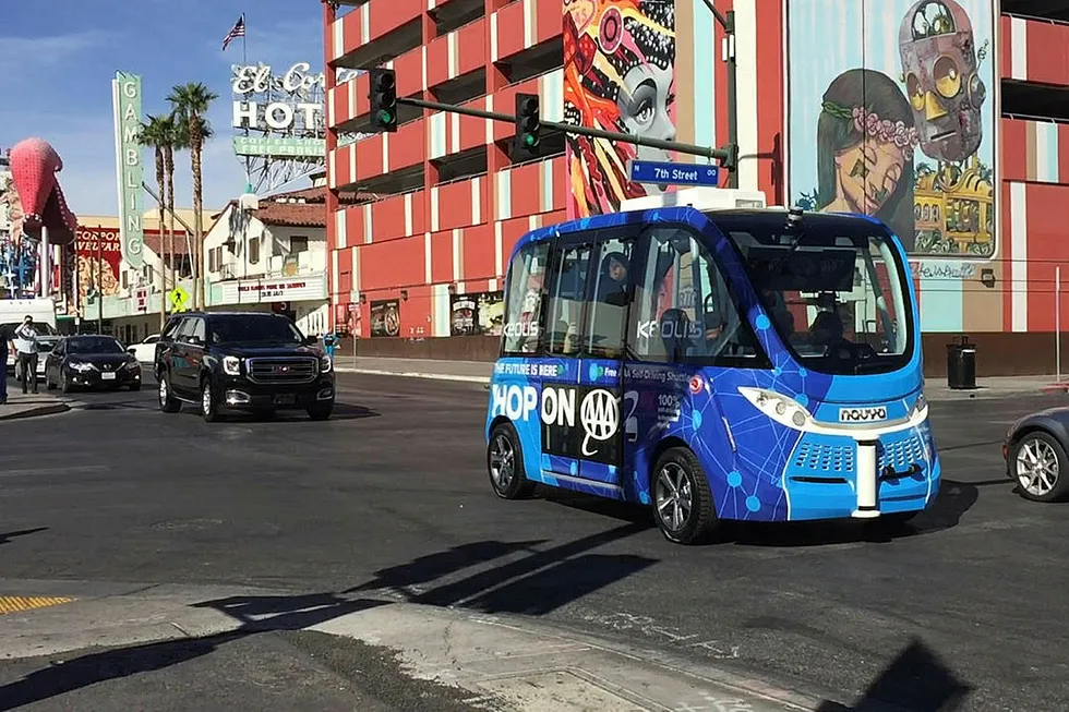 Her kjører en førerløs buss nedover en gate i Las Vegas onsdag. Tidligere på dagen kolliderte en av bussene to timer etter at tjenesten ble satt ut i drift. Foto: Regina Garcia Cano/AP photo/NTB scanpix