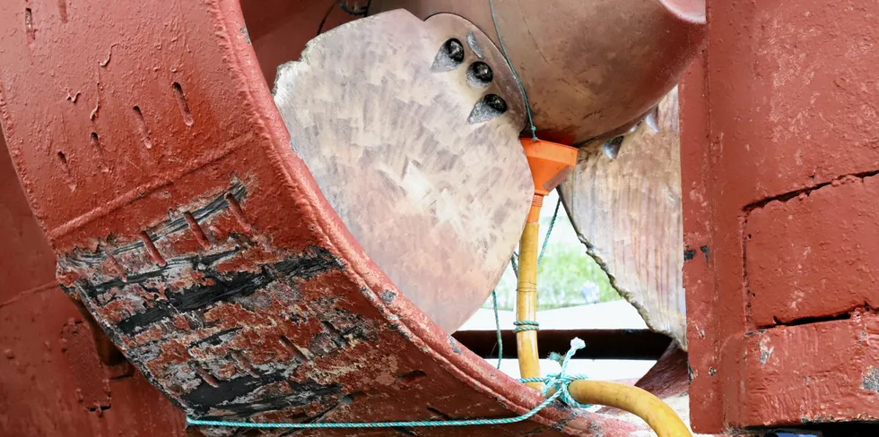 Selfangstbåten «Havsel» på slipp på Hamek i Harstad etter grunnstøting på havna i Tromsø. Her ser du propellen med skader på propellblader og dyse med merker etter grunnberøring.