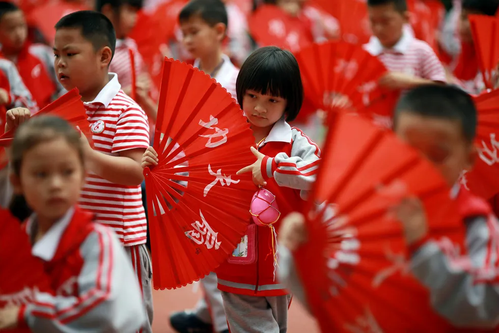 Det fødes for få barn og eldrebølgen er i ferd med å slå til for fullt i Kina. Ettbarnspolitikken blir sannsynligvis opphevet i år. Foto: China Stringer Network/Reuters/NTB Scanpix