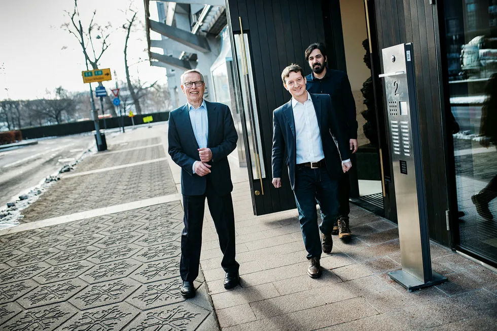 Investor Erik Must (til venstre) putter penger i Convertelligence. Her er han sammen med grunnleggerne John Antonio Nilsen og Arash Saidi (bakerst). Foto: Fartein Rudjord
