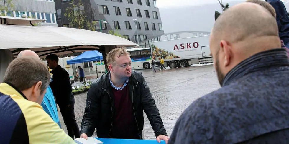 SENSORSYSTEM: Robert Robertsen presenterer sensorsystemet i tanken fisketanken på torget i Tromsø.Foto: Arne Fenstad