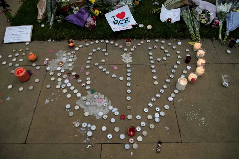 Blomster, meldinger og tente lys i Albert Square i Manchester, til minne om ofrene etter terrorangrepet på Manchester Arena 22. mai. Foto: CHRIS J RATCLIFFE/AFP Photo