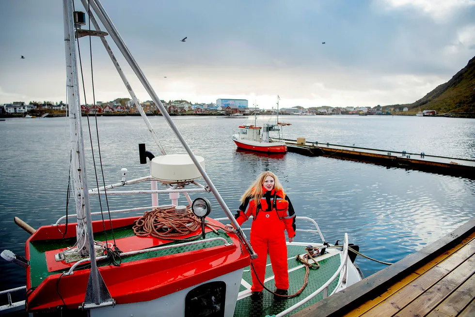 Fisker Siv Hege Rokkan Iversen, 25 år, Ballstad, på sjarken Rokkan vet ikke om fisket og inntekten hennes blir halvert neste år.