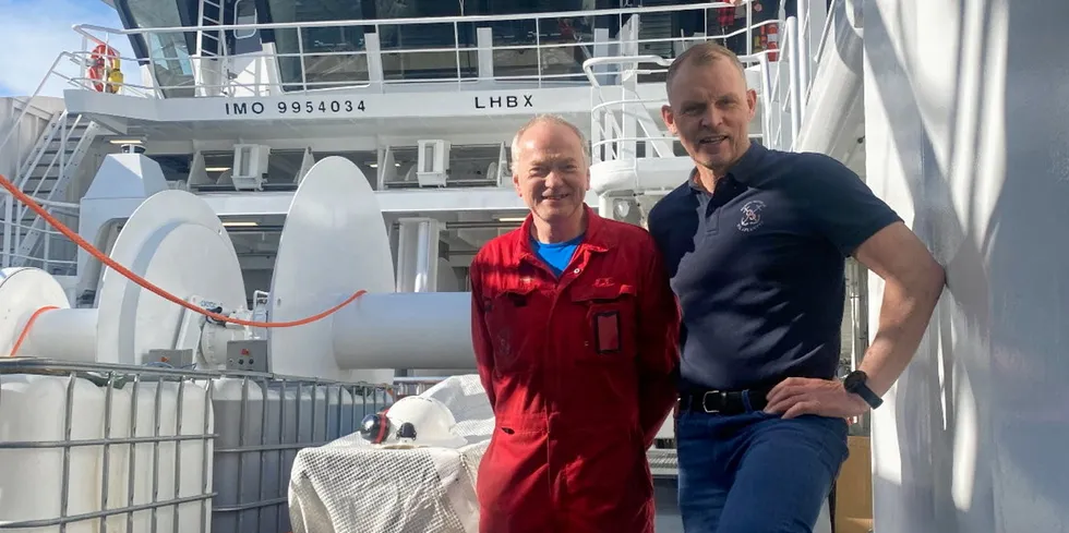 Rederne Johnny Årvik og Kjell-Gunnar Hoddevik om bord på snurrevardfartøyet «Polarbris» i Torvik. Båten var ferdig til overtagelse 21. mars.