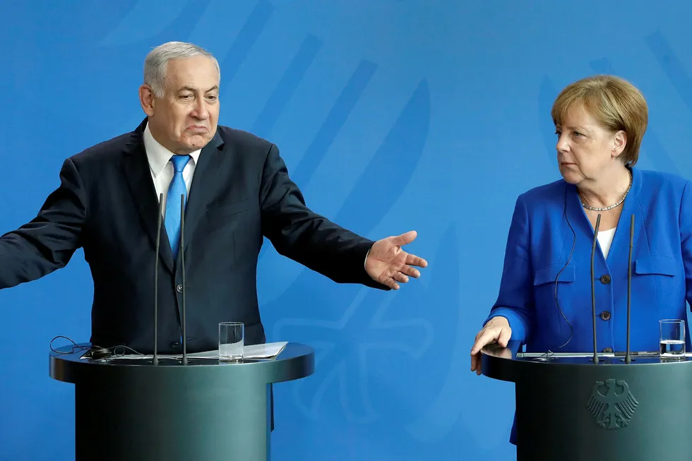 Israels statsminister Benjamin Netanyahu advarer statsminister Angela Merkel om at iransk politikk i Midtøsten vil gi støtet til en ny bølge av flyktninger som vil til Europa. Foto: Michael Sohn/AP/NTB scanpix