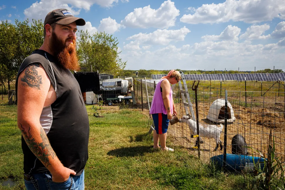 James og Hope Johnson har kloret seg fast på familiegården i Heidenheimer utenfor byen Temple i Texas, og er omgitt av solcelleparker på alle kanter. De har bare sett strømregningen bli dyrere.