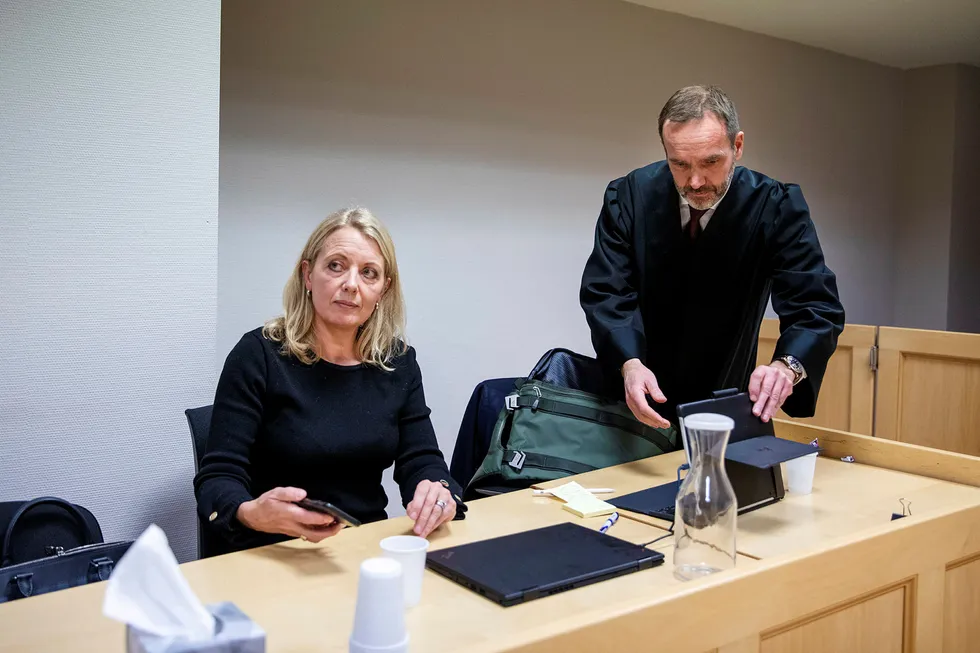 Nina Widerøe har saksøkt sin bror, her med sin advokat Egil Jarslett