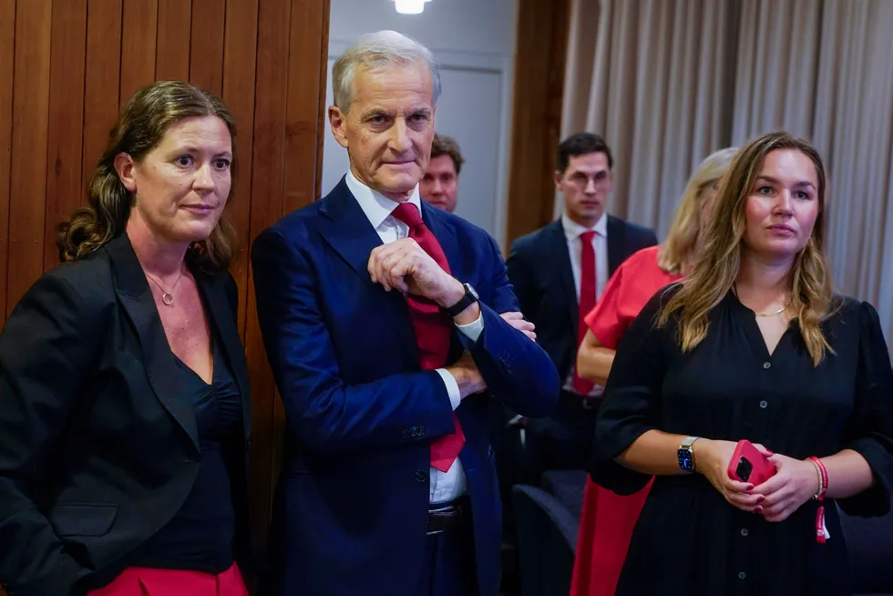 Det var dempet stemning på bakrommet da partileder Jonas Gahr Støre og statssekretær Astrid Huitfeldt fikk de første tallene på Arbeiderpartiets valgvake i Folkets Hus i Oslo mandag kveld.