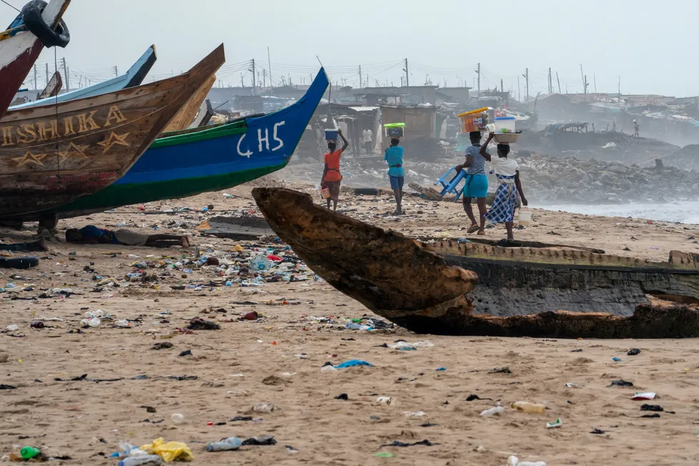 En forsøplet strand i havnebyen Tema utenfor Accra i Ghana.