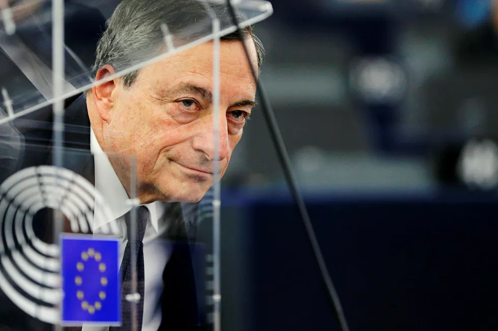 ECB-sjef Mario Draghi har styrt eurosonen gjennom kriser og ser nå lyset i enden av tunnelen. Her fra et møte i Europaparlamentet i februar 2016. Foto: Vincent Kessler/Reuters/NTB Scanpix
