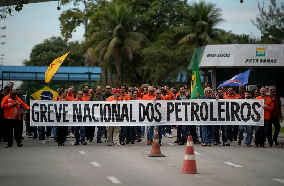 Petrobras workers: on strike