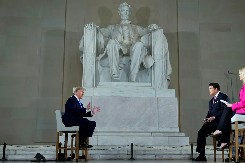 President Donald Trump holder søndag et TV-sendt folkemøte i Lincoln Memorial, ledet av Fox News-vertene Bret Baier og Martha MacCallum.