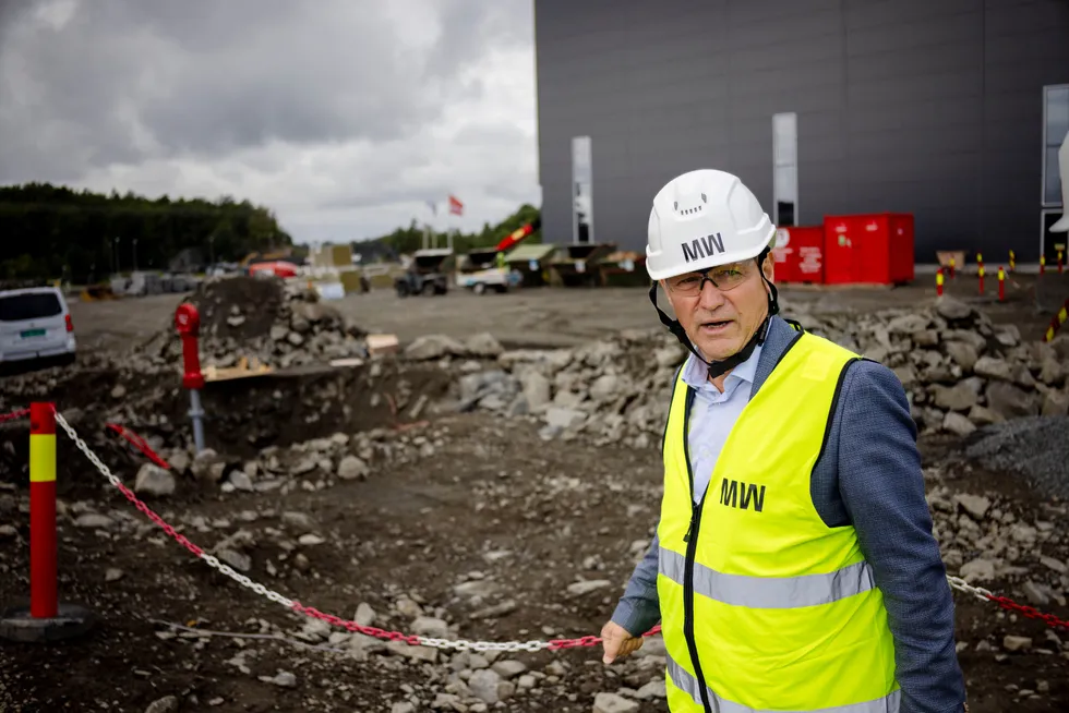 Lars Christian Bacher (bildet) inspiserer byggingen av Morrows fabrikk nær Arendal i august i fjor.