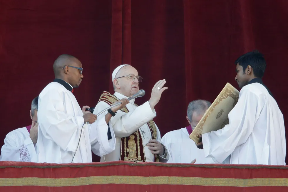 Pave Frans holdt mandag sin årlige juletale foran Petersplassen i Roma. Foto: AP / NTB scanpix