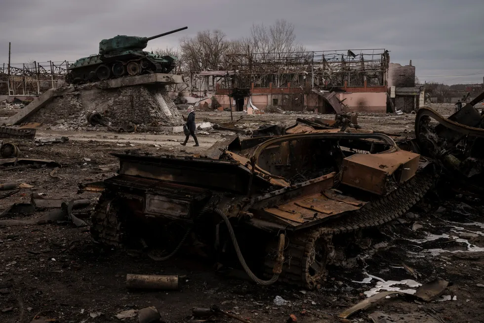 Krig fører til enorme ødeleggelser på både bygninger og miljøet. Her er skadene etter kampene i byen Trostsyanets som nylig ble gjenerobret av ukrainske soldater.