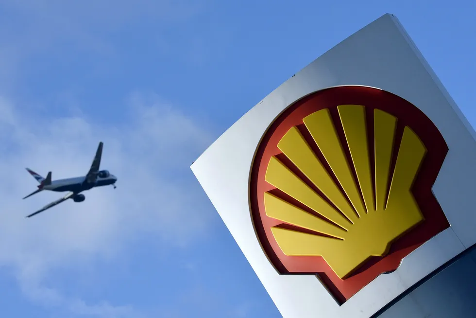 Discovery: a passenger plane flies over a Shell gas station in UK