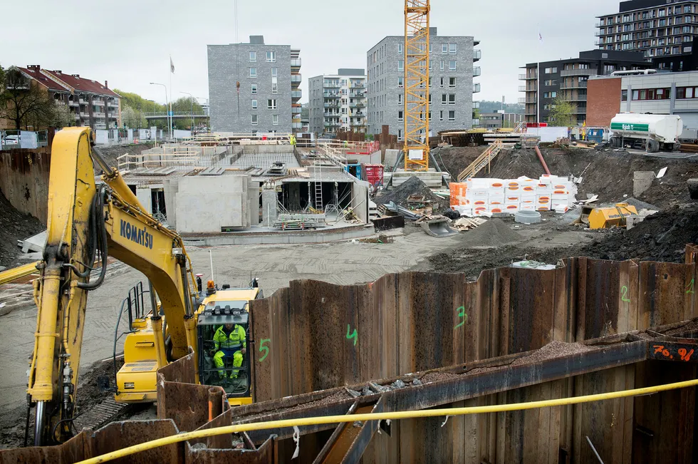 Ombruk av bygg og byggeprodukter har potensial til å kutte 30–40 prosent av norsk byggebransjes klimagassutslipp årlig, skriver artikkelforfatteren. Her bygges det nye leiligheter på Hasle i Oslo. Foto: Per Ståle Bugjerde