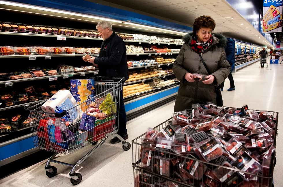 Hovedhandlegata på Nordby Supermarket er 130 meter lang. Ekteparet Leif og Karin Syversen fra Romsås i Oslo har full kontroll på hva som lønner seg når de er på månedlige handleturer til Nordby.