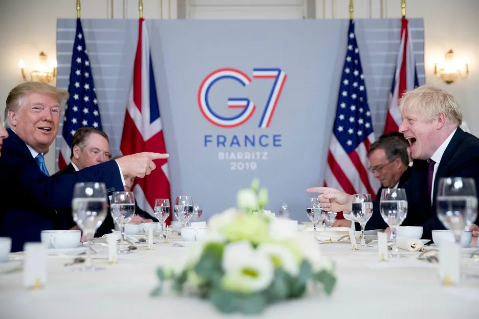 USAs president Donald Trump og Storbritannias statsminister Boris Johnson under et frokostmøte i Biarritz i Frankrike søndag.