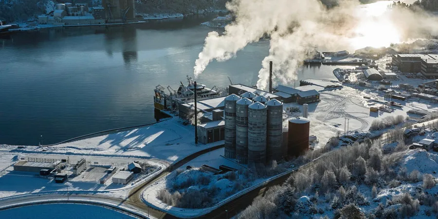 Dalane Energi sin hydrogenfabrikk i Egersund (litt til venstre for midten av bildet) ble åpnet i februar i år. Egersund har en av Norges største fiskerihavner og har tilgjengelig havneareal til å etablere synergier mellom industrier, skrev selskapet i en pressemelding i forbindelse med åpningen.